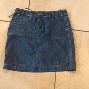 Women’s drawstring skirt.